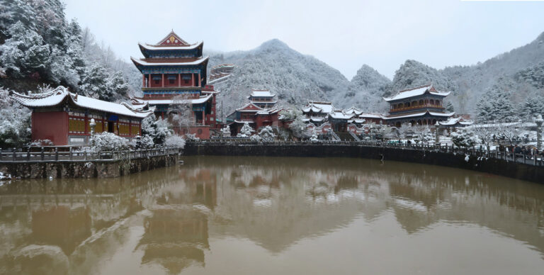 Zhu Quantang - Landscape-of-Maiji-Mount-3